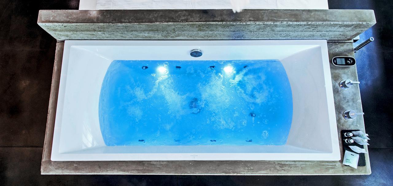 Grand Superior Loft mit Whirlpool im Zimmer, ebenerdiger Regendusche mit Aussicht und Kücheninsel