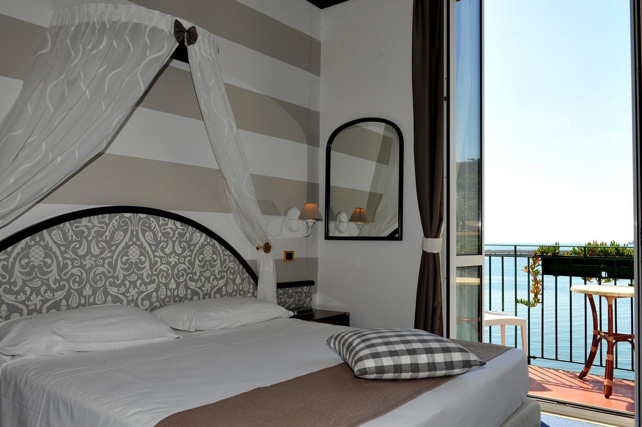 Double or Twin Room Sea View