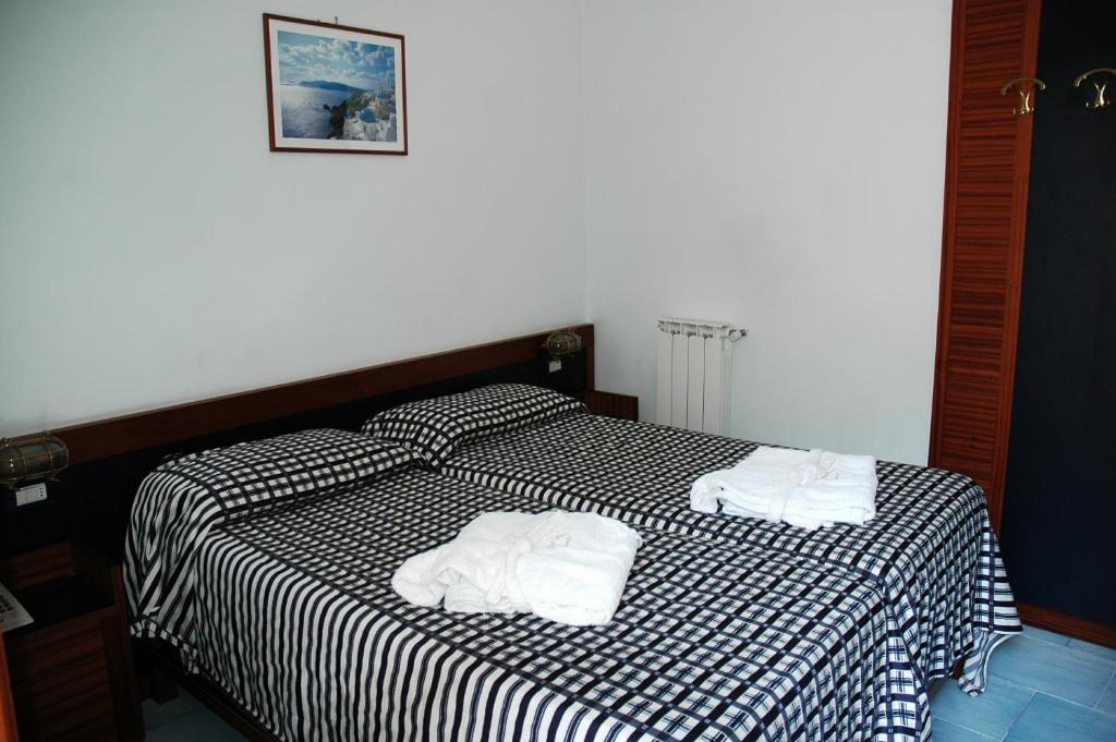 Standard Double or Twin Room,413554440:JPEG