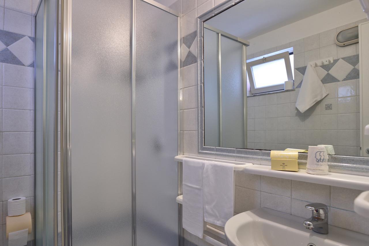 Economy Single Room shower
