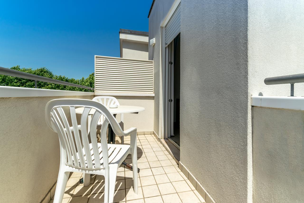 Single Room with Balcony,665680716:JPEG