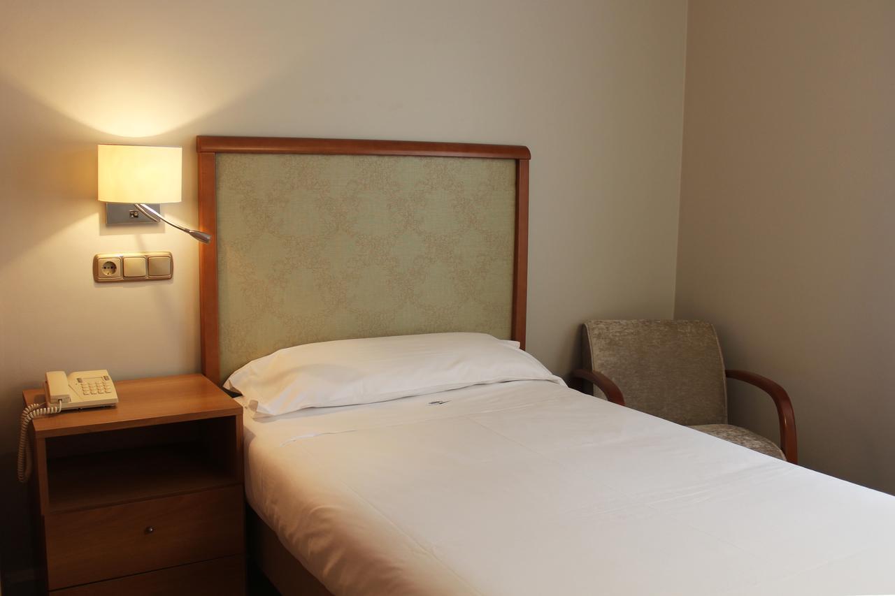Single Room,665854749:JPEG