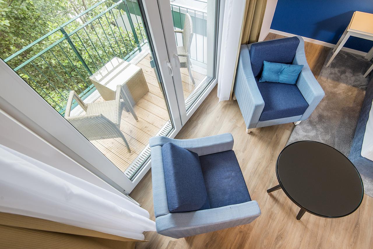 Grosses Wohnzimmer mit Balkon
