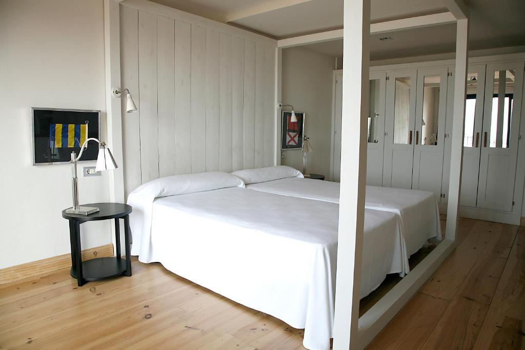 Twin Room with Street View,66748825:JPEG