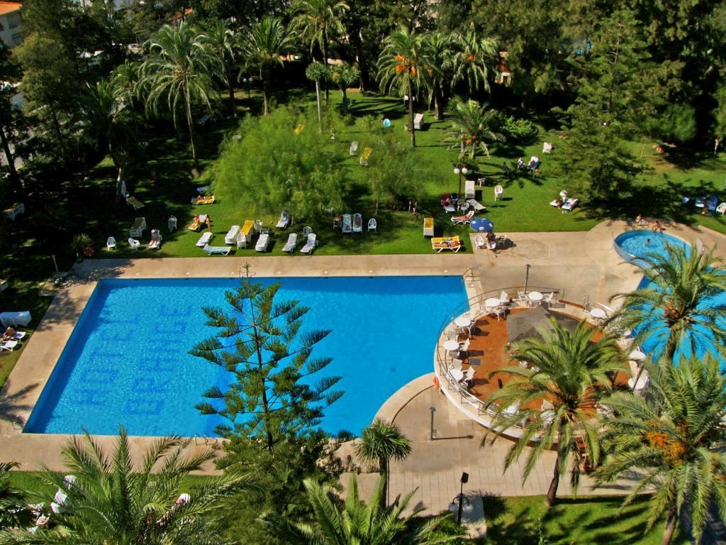 Chambre Double ou Lits Jumeaux - Vue sur Piscine