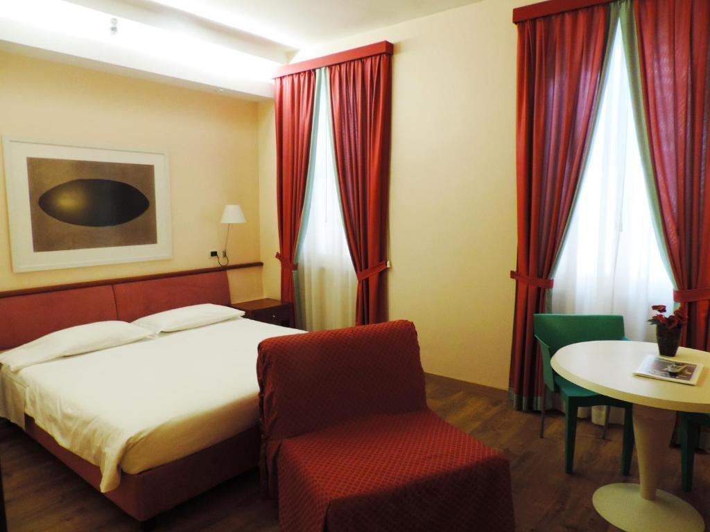 Camera Standard Matrimoniale/Doppia con Letti Singoli