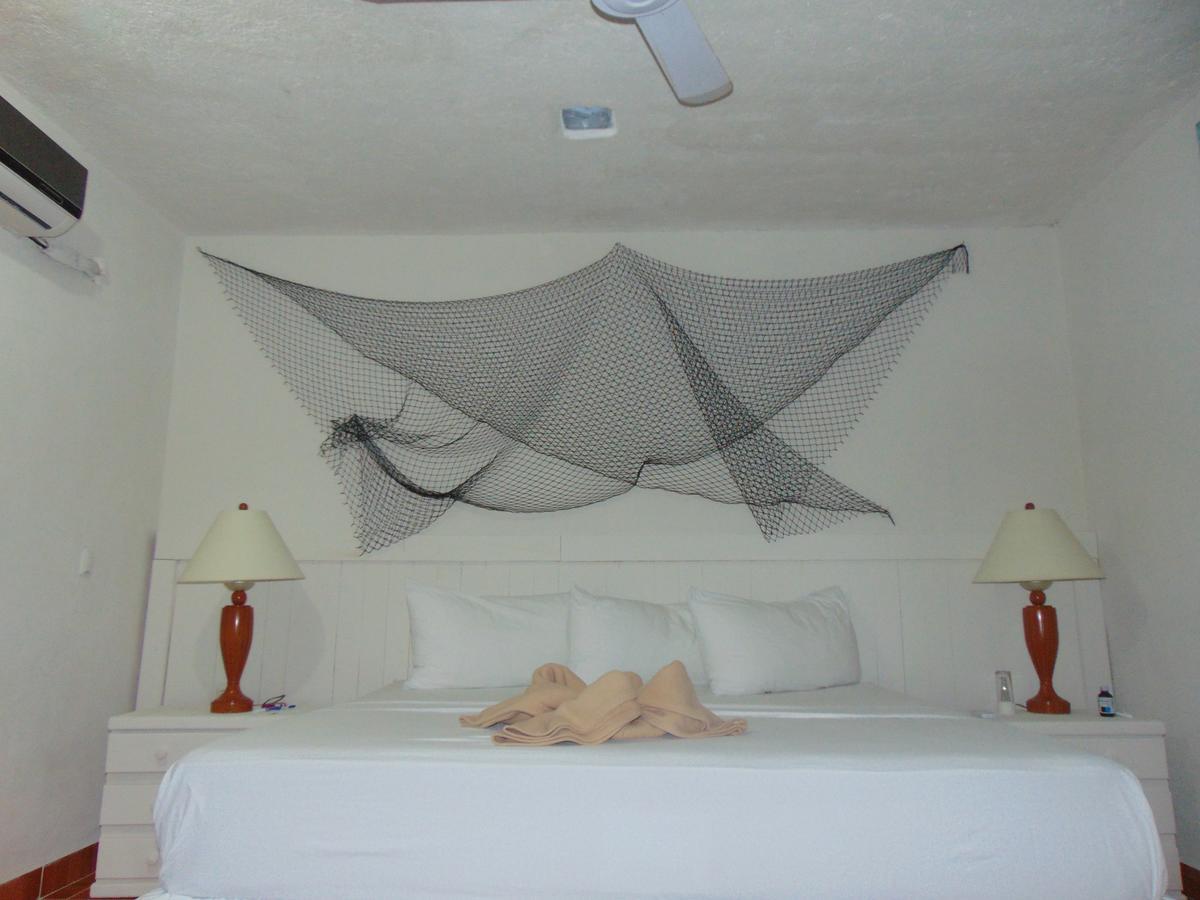 Suite met Kingsize Bed en Uitzicht op het Zwembad