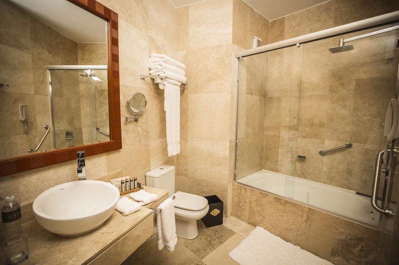 Habitación con cama grande y vistas al jardín