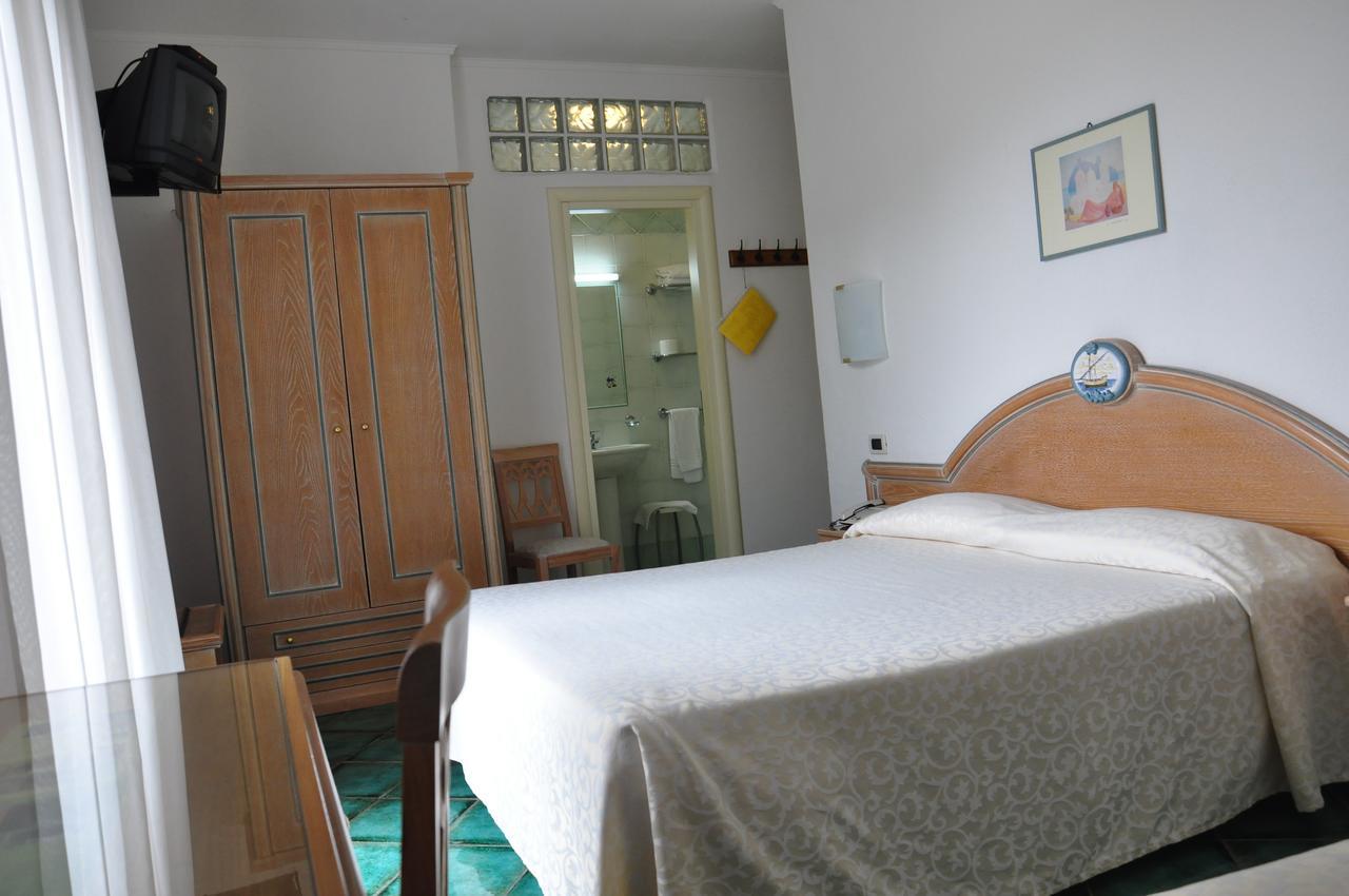 Camera Matrimoniale con Letto Supplementare