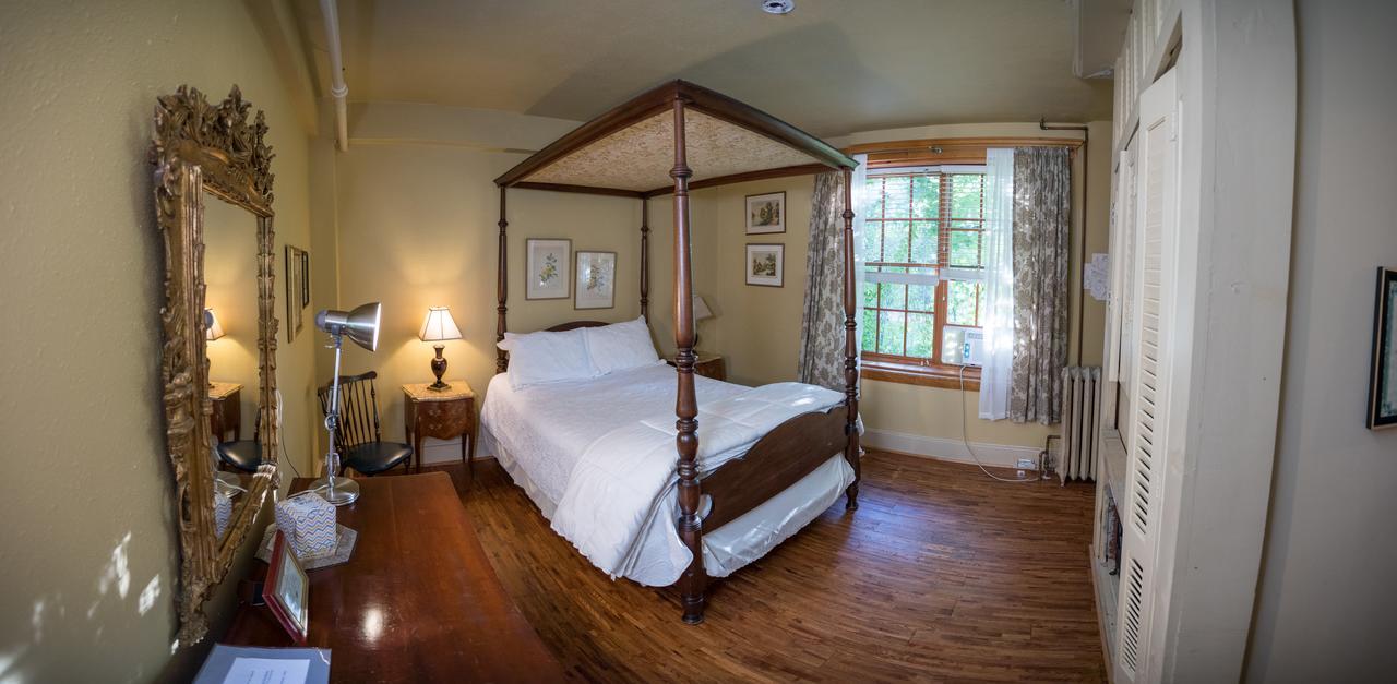 Deluxe Queen Room Fireplace