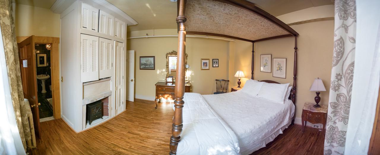 Deluxe Queen Room Fireplace