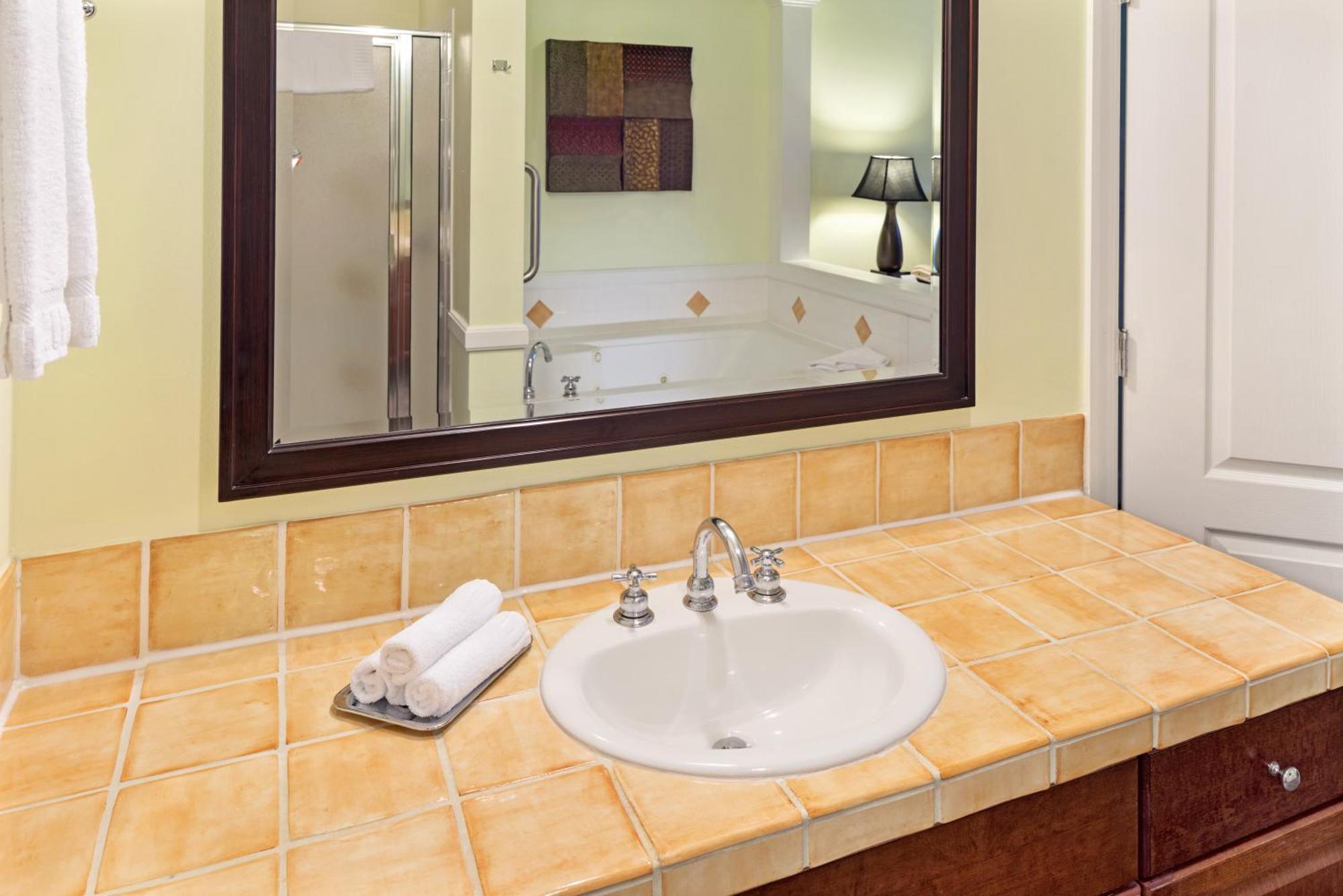 Three-Bedroom King Suite Two Twin Beds Sofa Bed