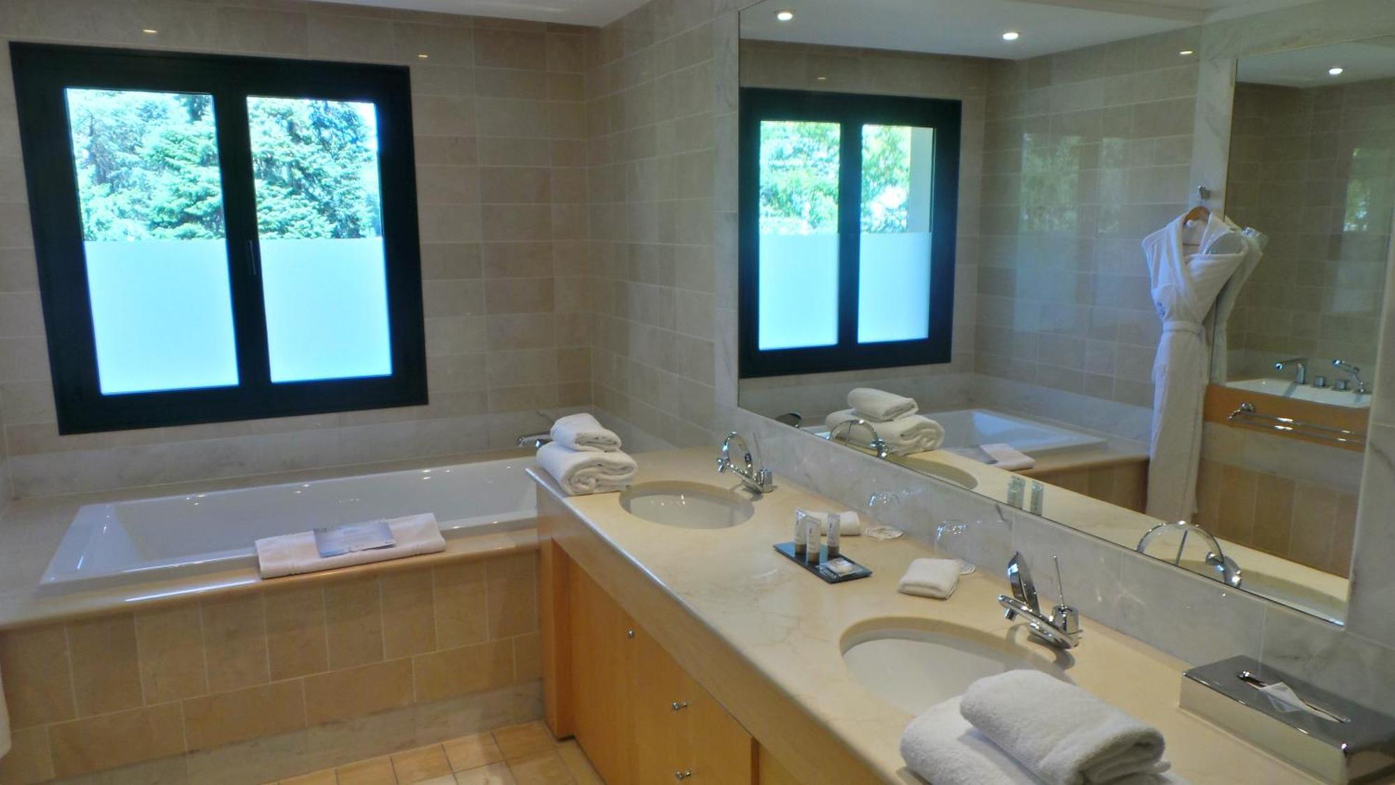 Honeymoon Suite