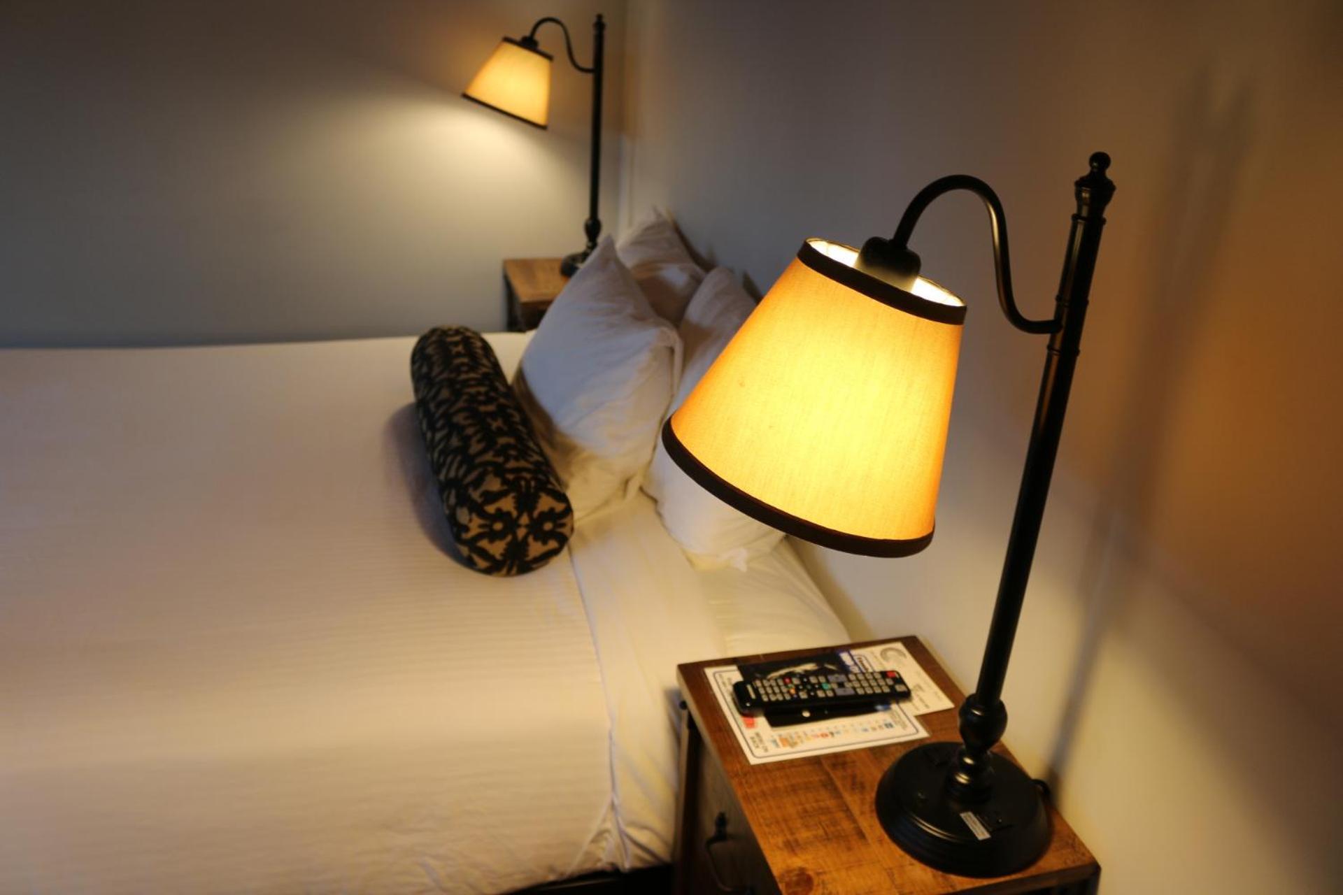 1 Queen Bed