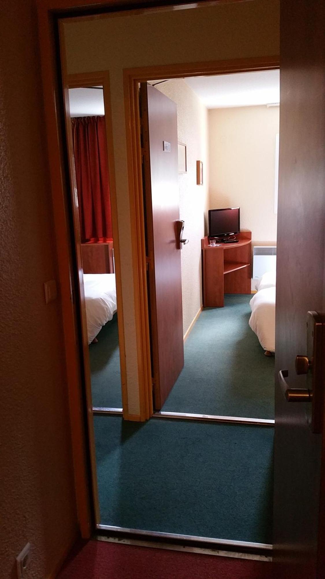 Two Connecting Rooms 1 double 1 twin