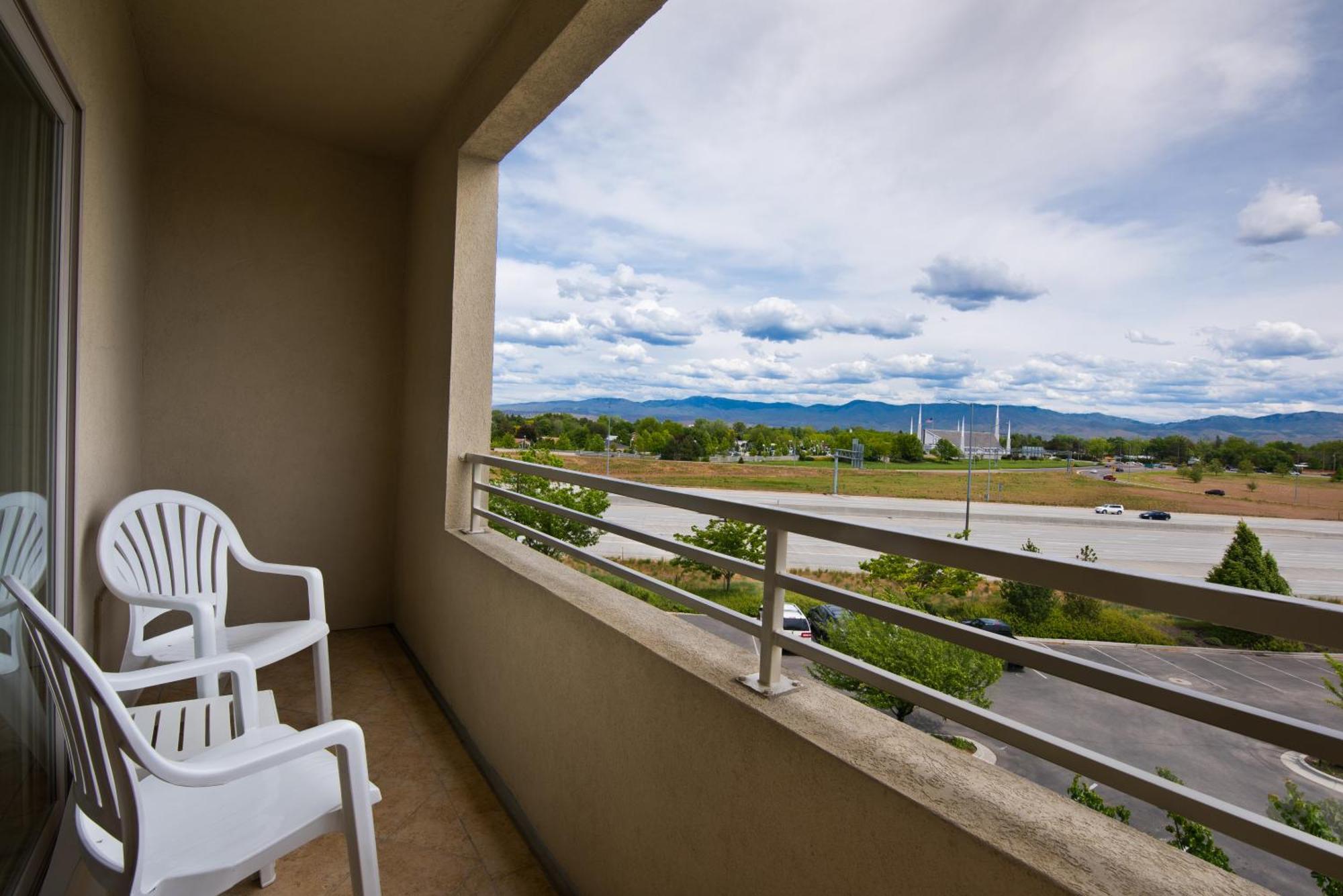 Balcony Extended King Suite