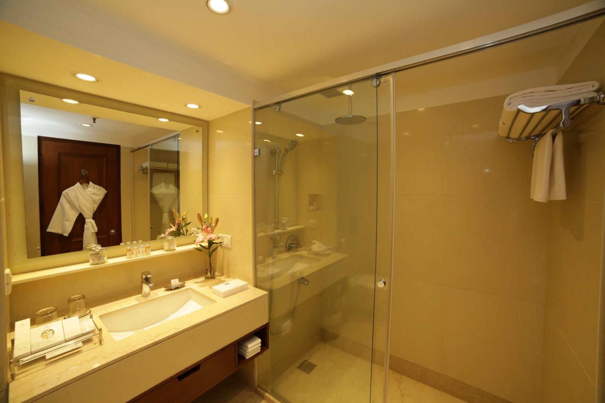 Deluxe Double or Twin Room on food beverages | on spa salon services