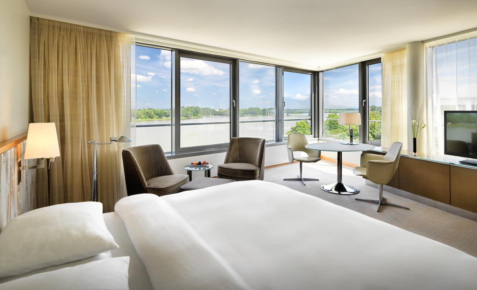 Deluxe King Room Club Access