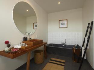 Deluxe Balcony Suite