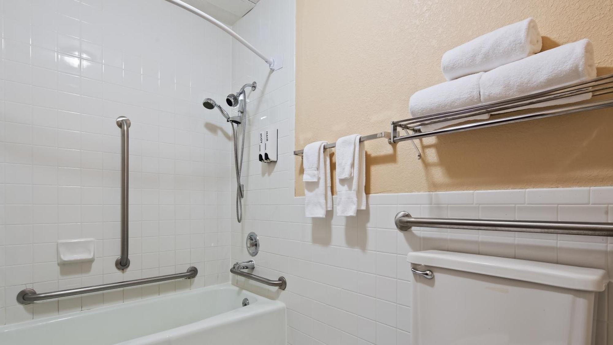 Queen Room with Bathtub w/Grab Bars - Mobility Accessible/Non-Smoking,1657157374:JPEG