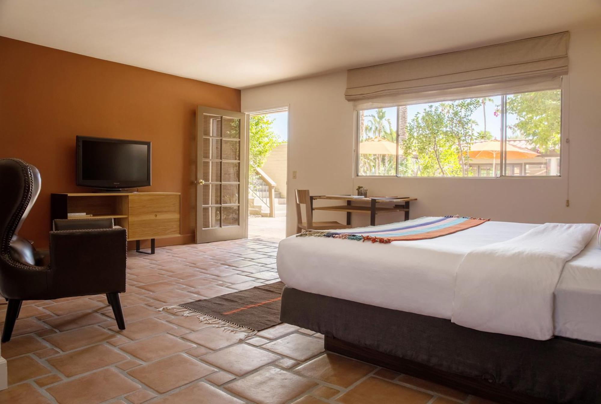 King Suite Pool View Men Only