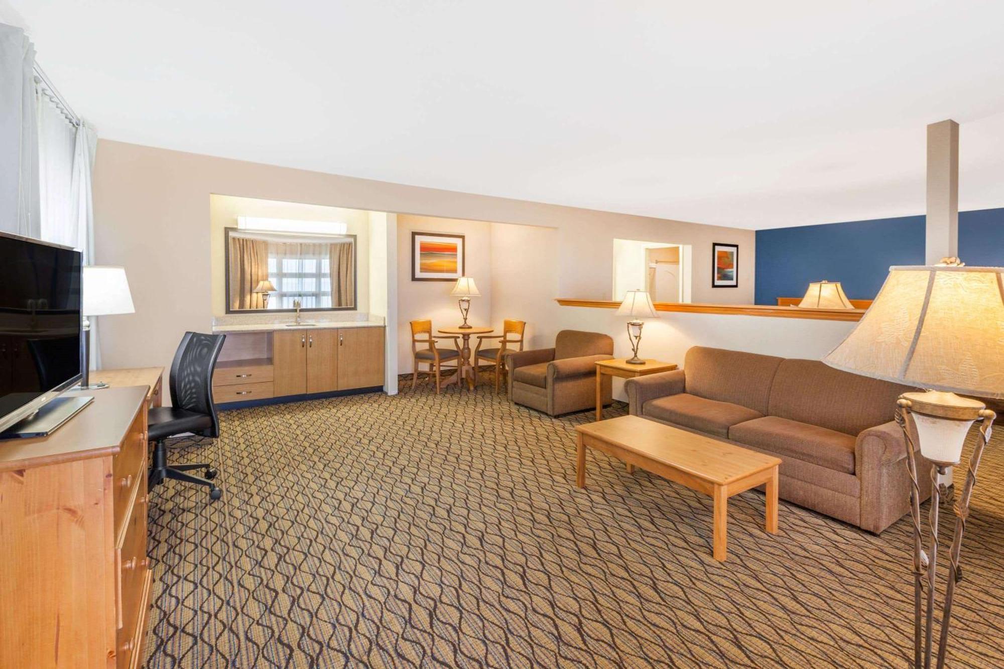 Queen Suite with Lake View - Pet Friendly