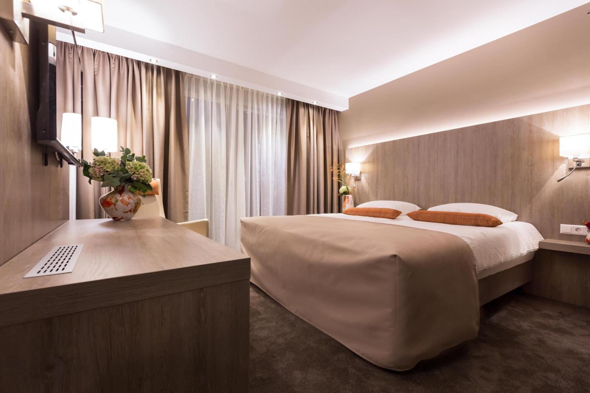 Comfort Double Room Spa Bath Rain shower,519108759:JPEG