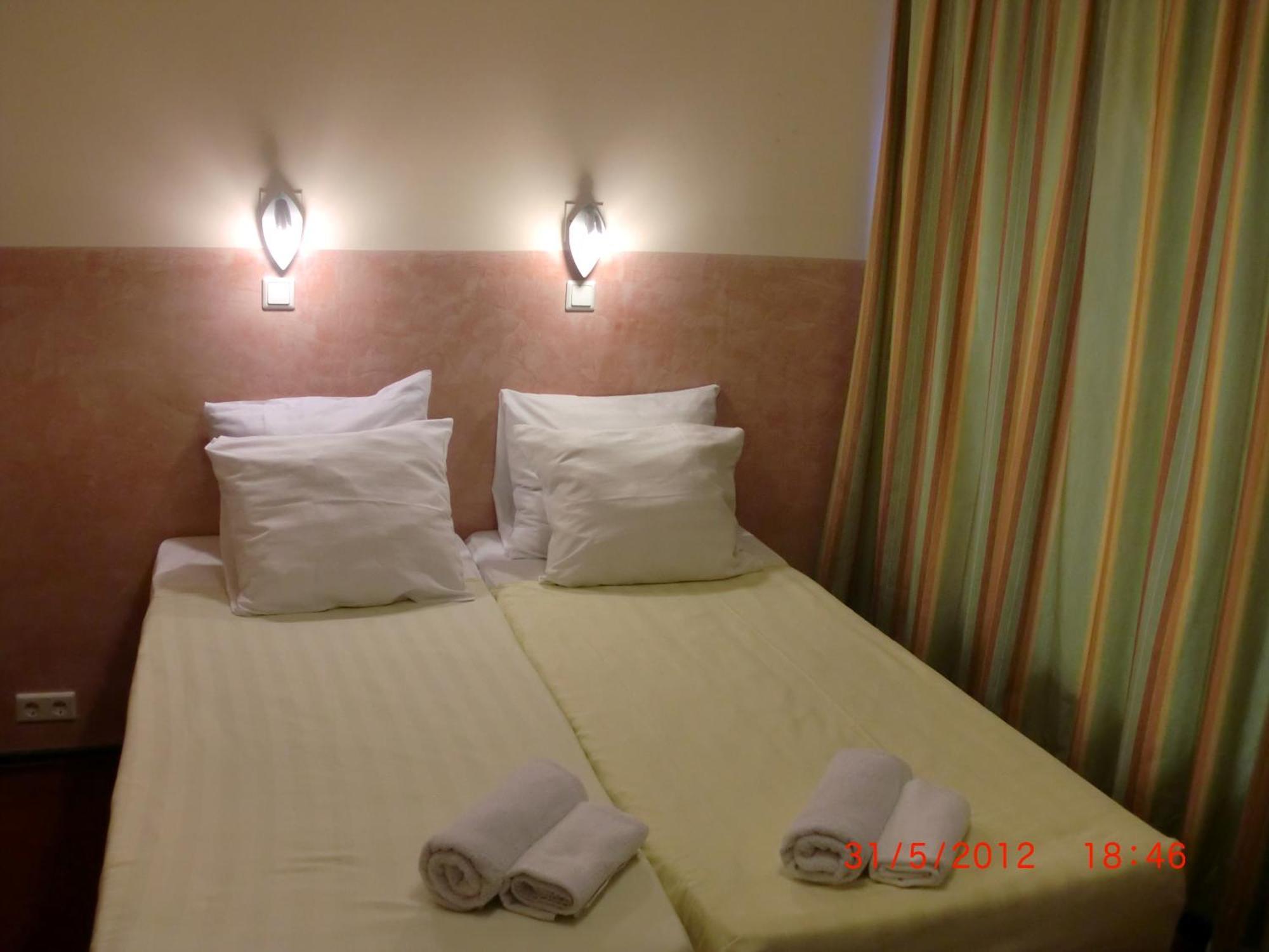 Small Triple Room,815691173:JPEG