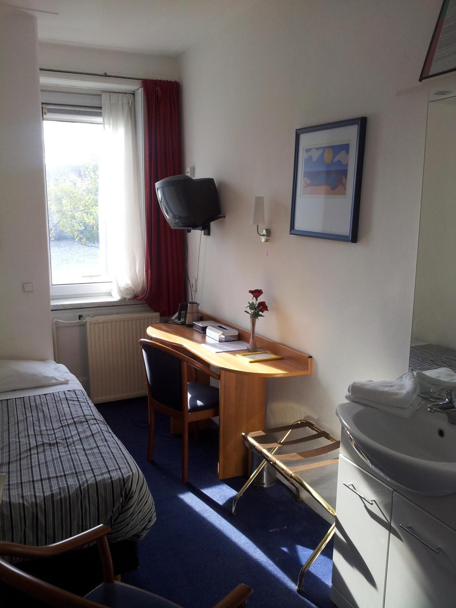Single Room Private External Bathroom