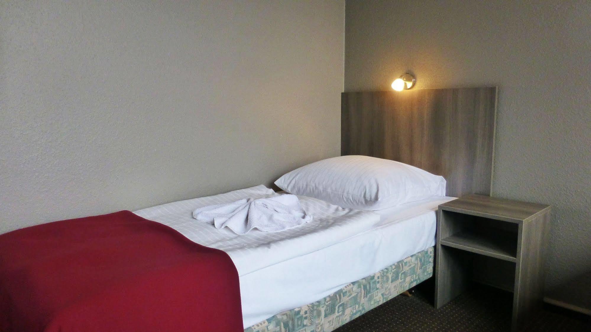 Zweibettzimmer mit eigenem Bad auf dem Gang