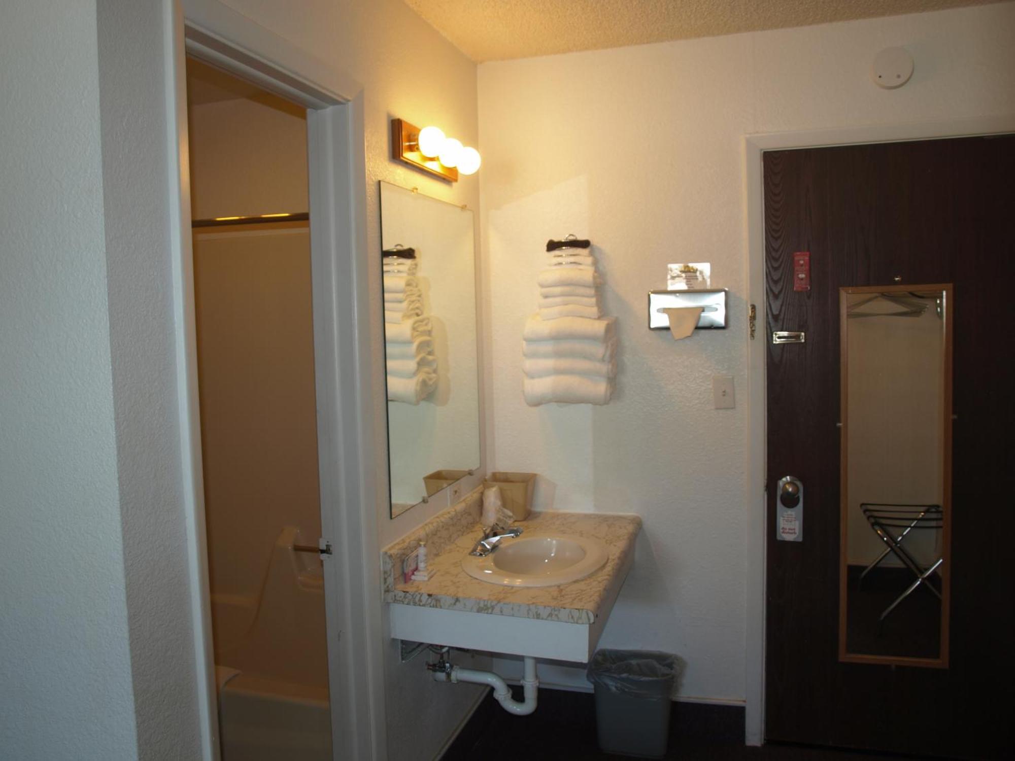 Single Queen Room Upper Floor