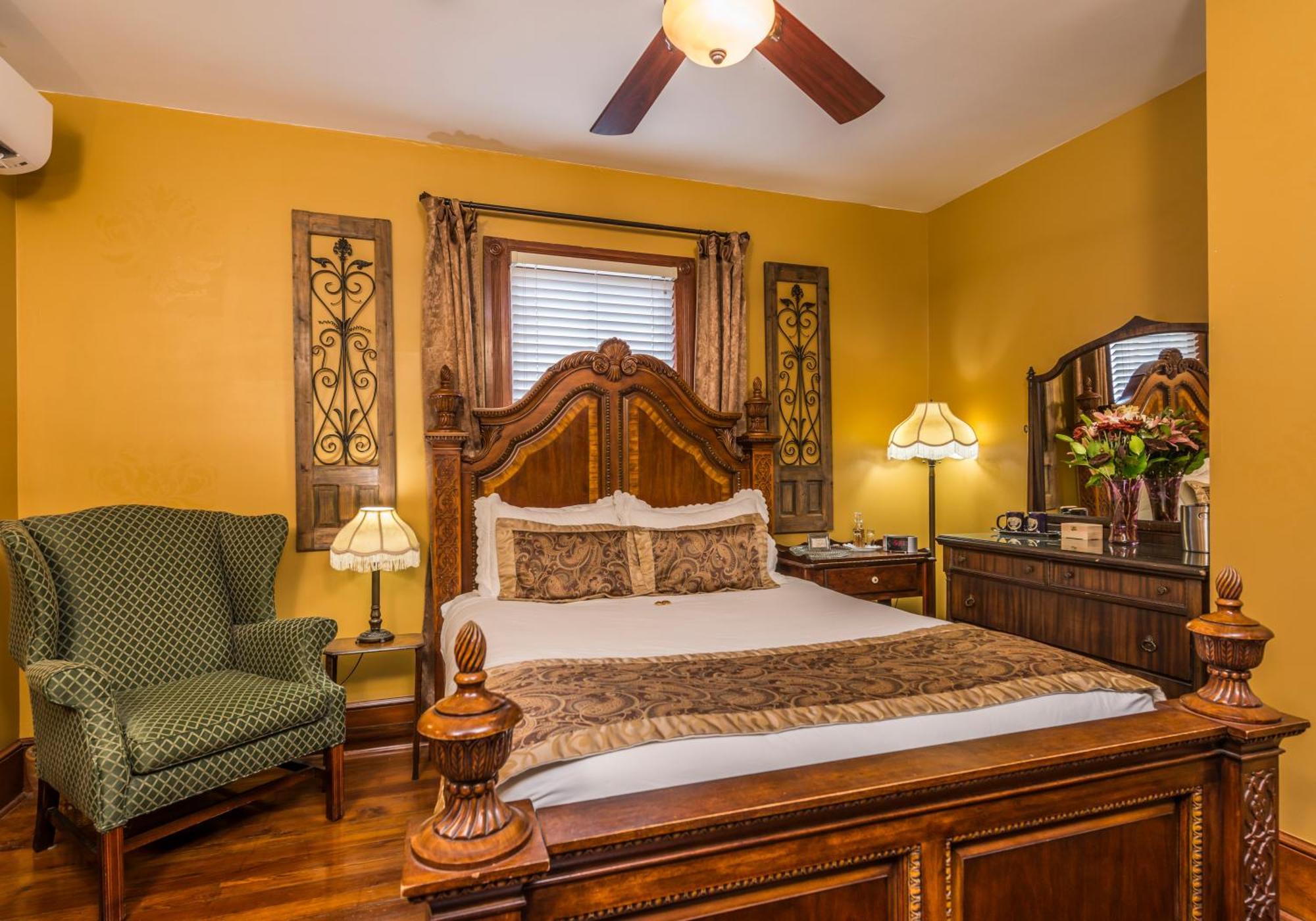 Deluxe Queen Room Topaz Room