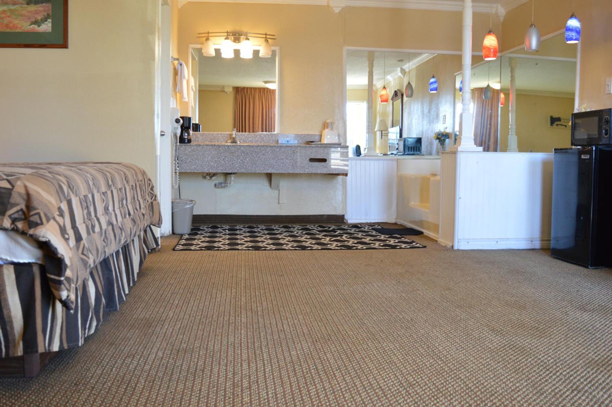Suite One King Two Queen Beds Non-Smoking