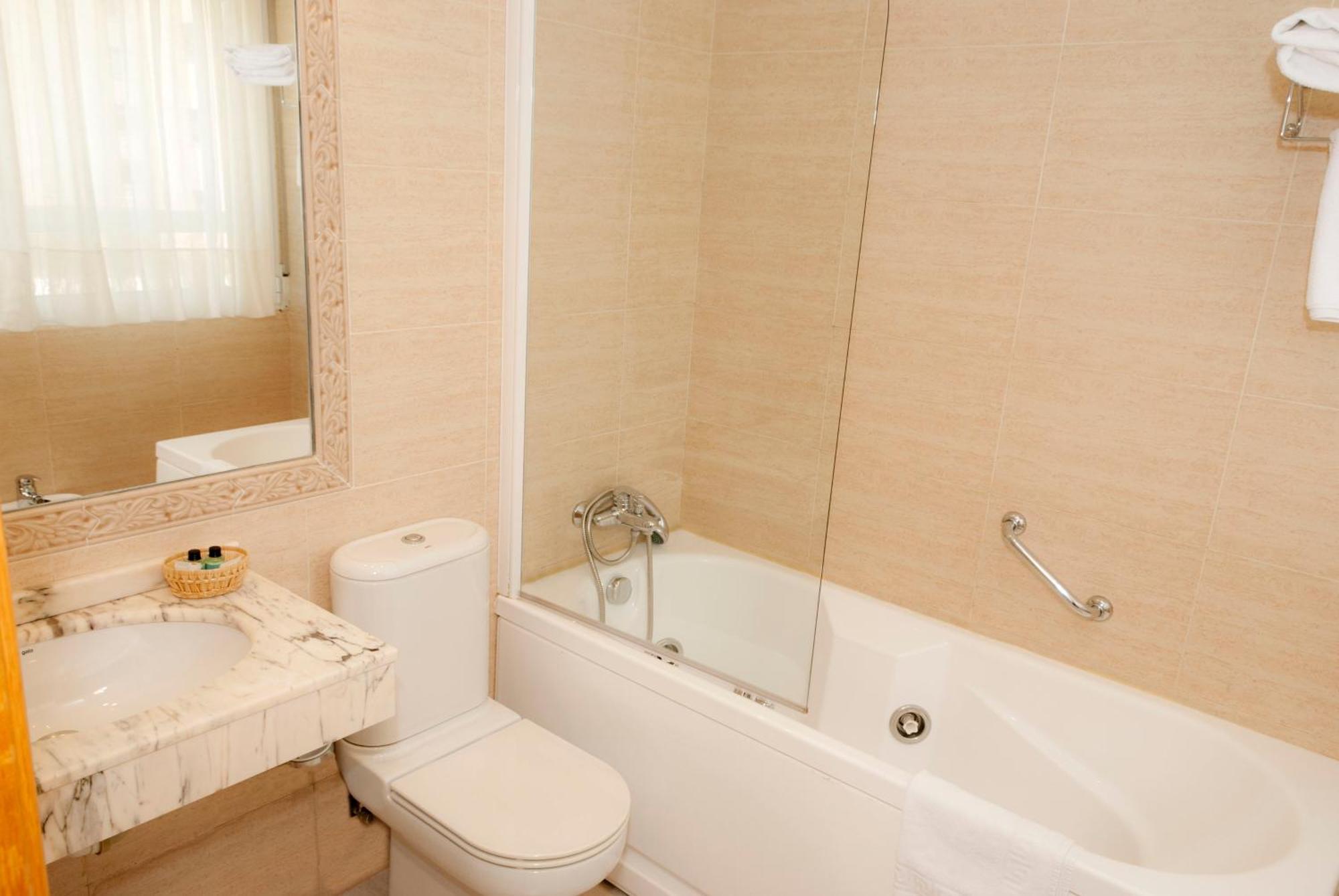 Superior Double or Twin Room Hydromassage Bath