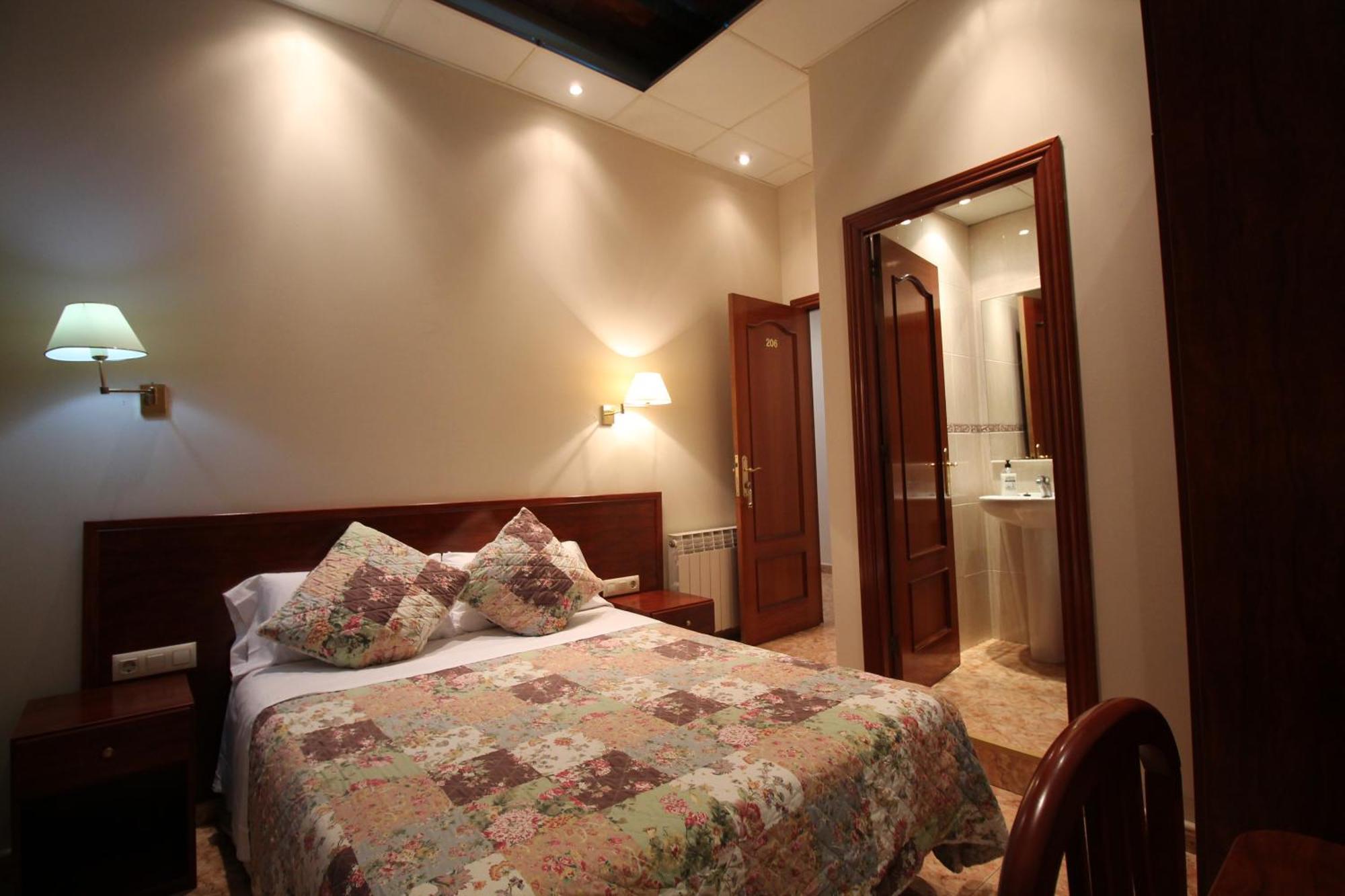 Double or Twin Room Private Bathroom