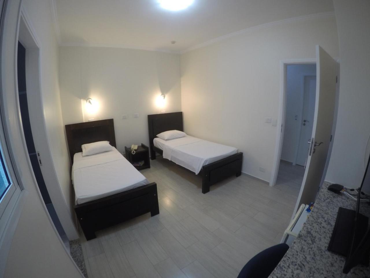 Quarto com 2 Camas de Solteiro