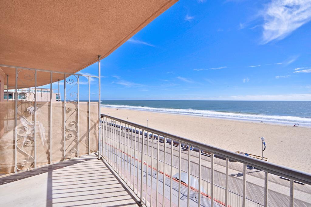 Direct Ocean Front with Two Queen beds - Non Smoking