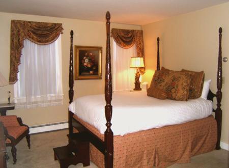 Deluxe Queen Room Fireplace