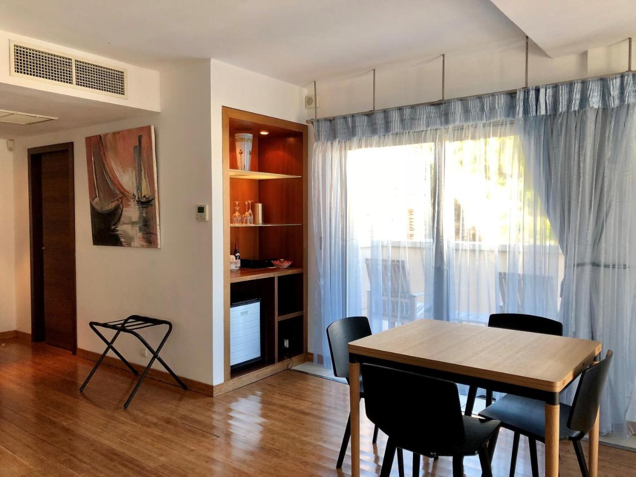 Deluxe Suite located on the Port 5 minutes driving private