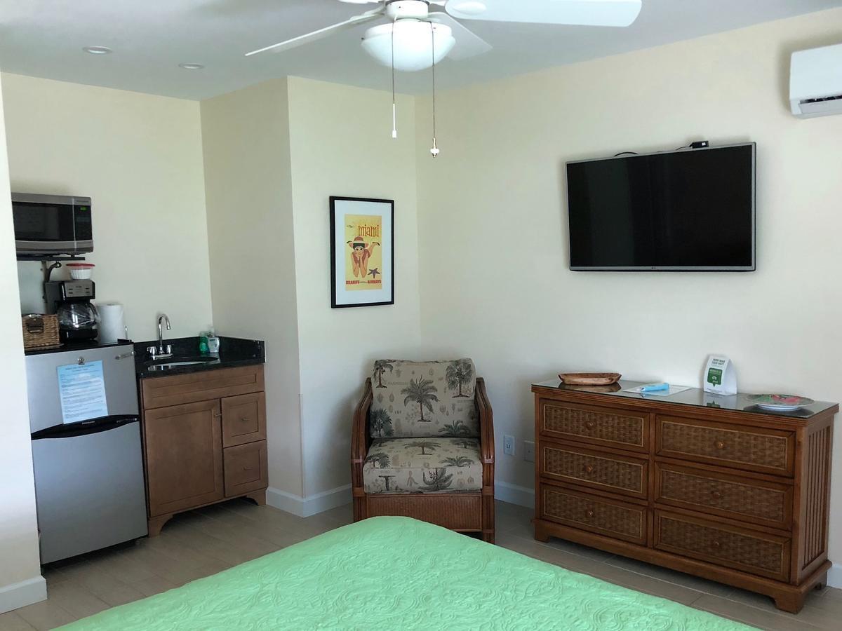 Standard Queen Room Road Facing