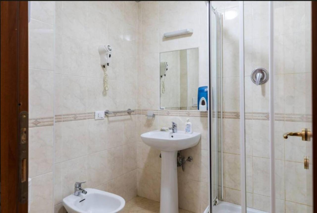 Quarto Individual com Casa de Banho Privativa