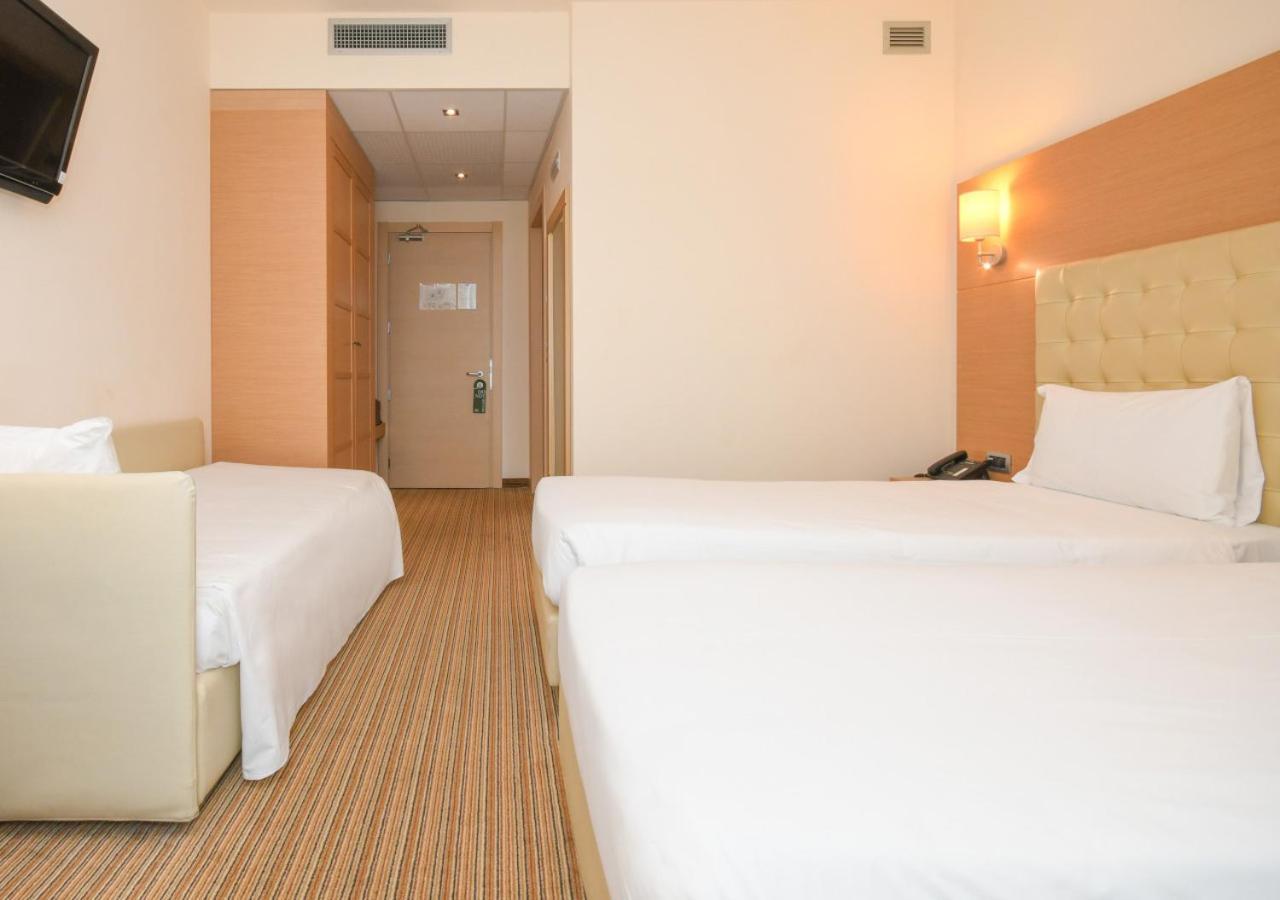 Quintuple Room