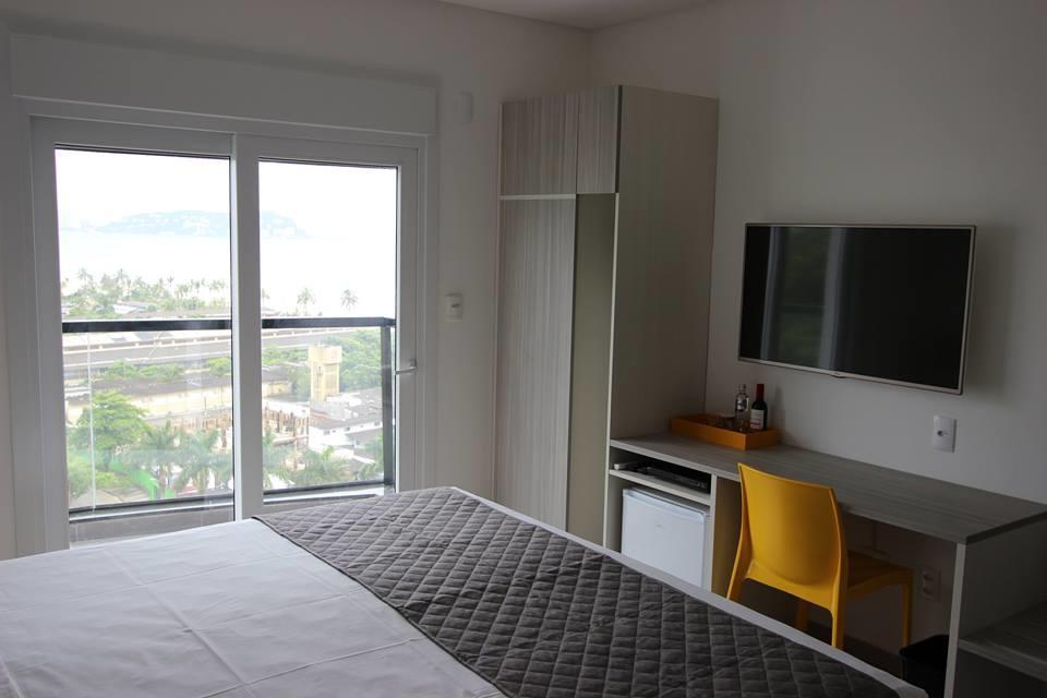 Quarto Triplo Luxo com Vista Parcial do Mar