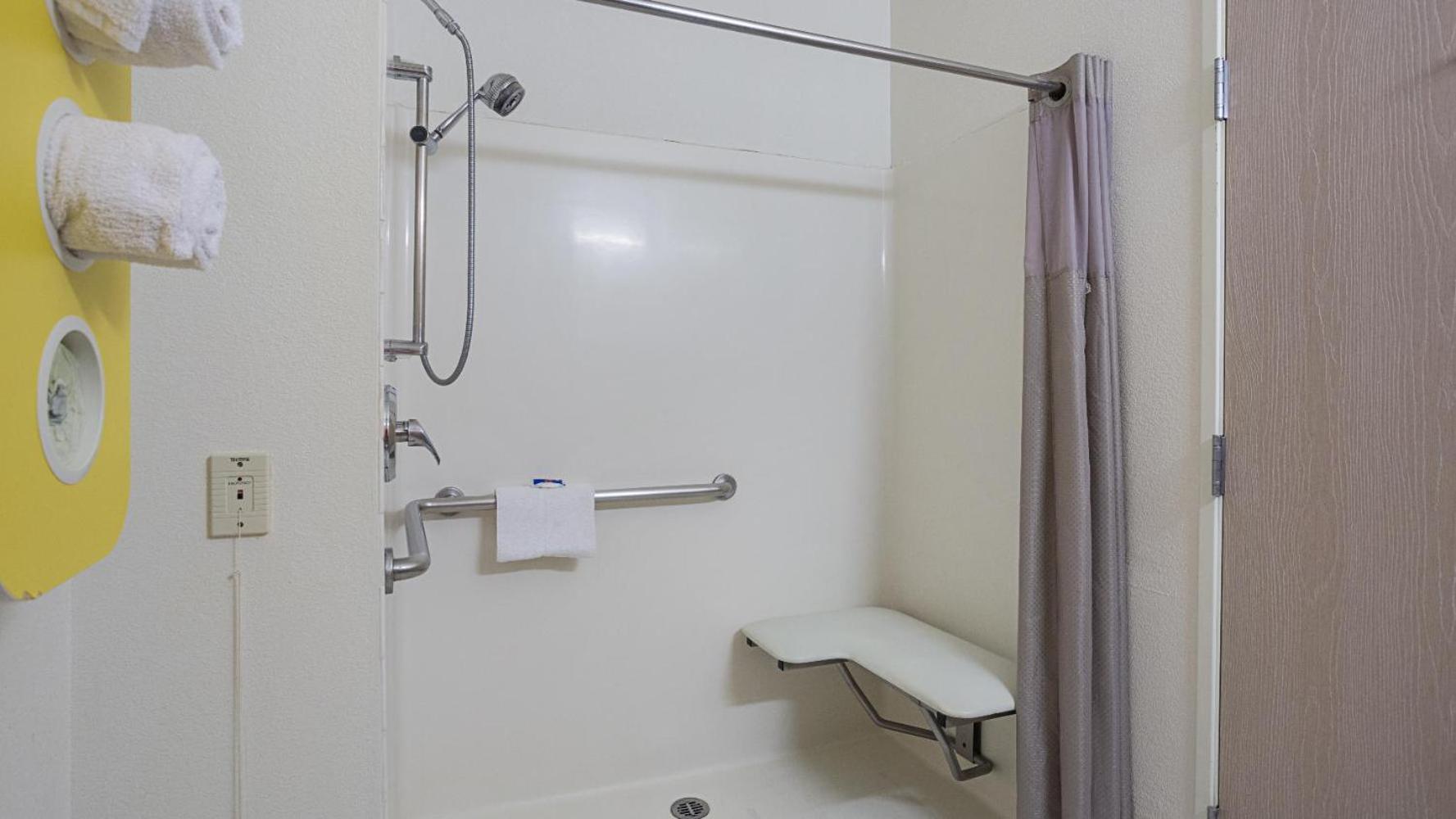 Queen Room Disability Access Non-Smoking