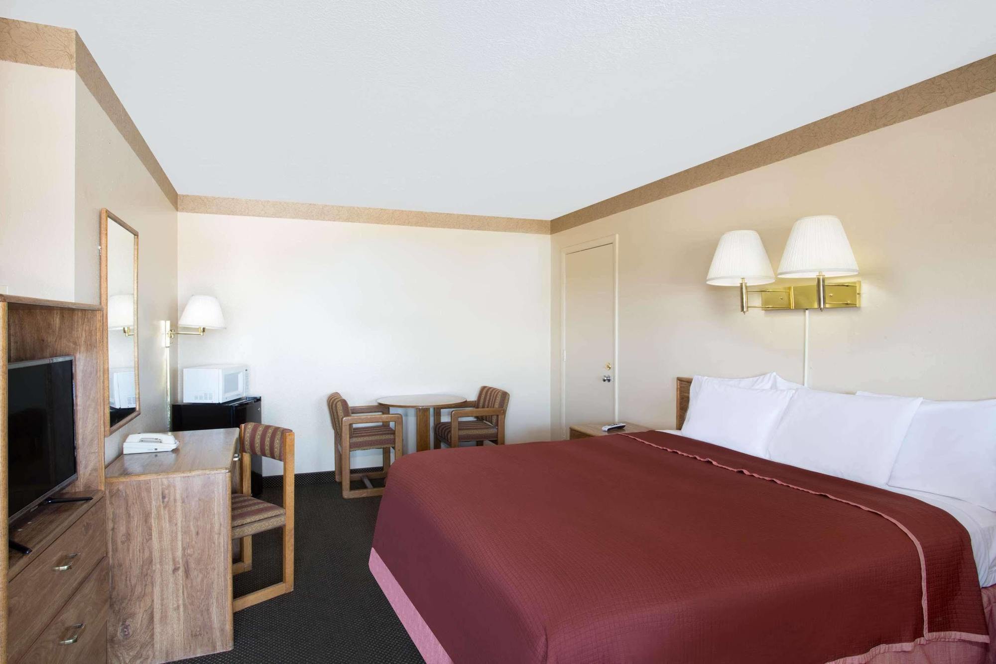Queen Room - Non-Smoking