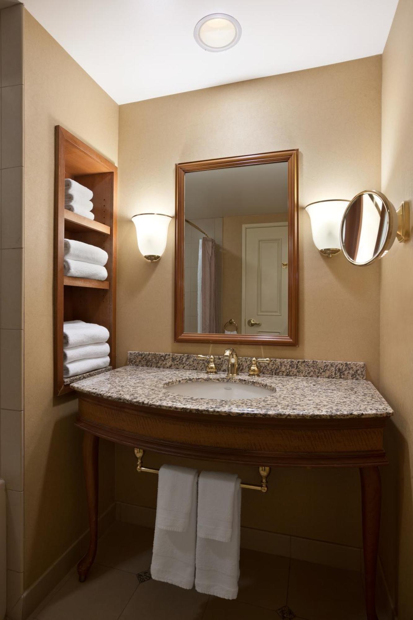 Deluxe King Room with River View