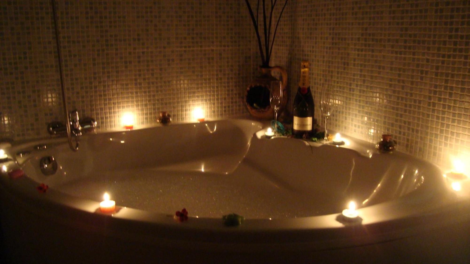 Suite con cama doble y bañera de hidromasaje privada