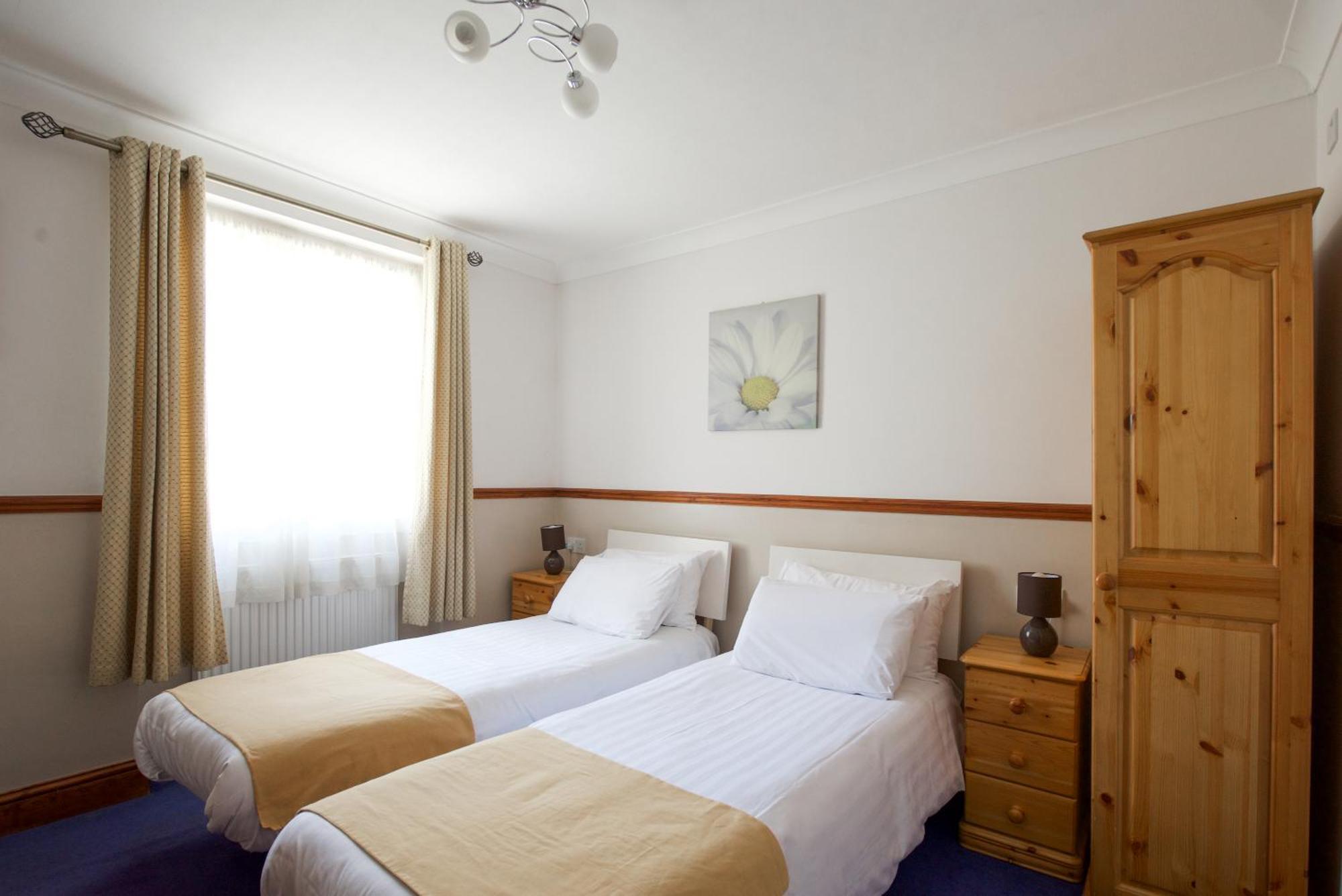 Basic Tweepersoonskamer met 2 Aparte Bedden - Gedeelde Badkamer