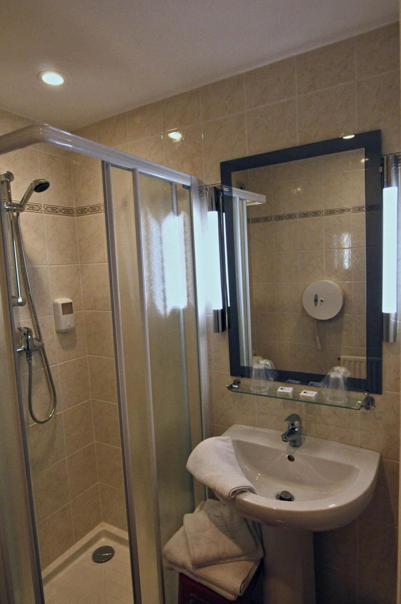 Chambre Triple Confort - 3ème Étage par Escaliers