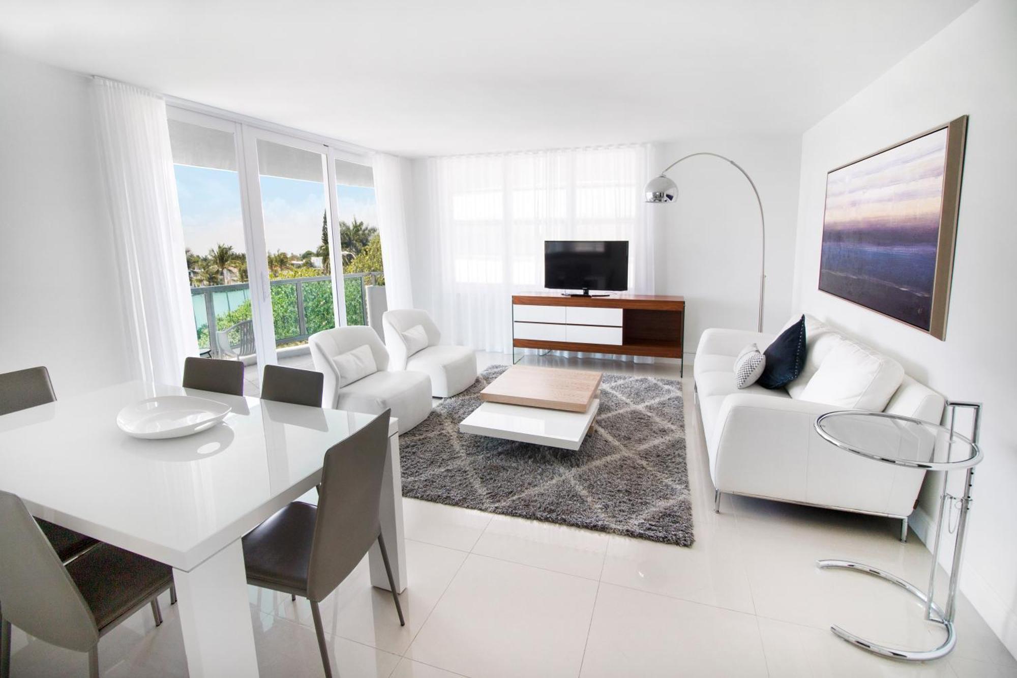 Corner Bayview Master Suite 2 Bedroom 2 Bath Kitchen